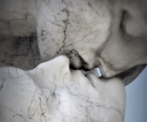 Statues Kissing